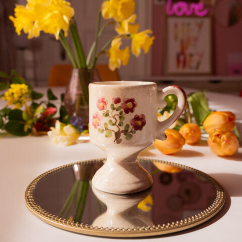Lumânare parfumată în cană ceramică cu motiv floral