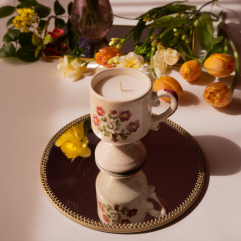 Lumânare parfumată în cană ceramică cu motiv floral
