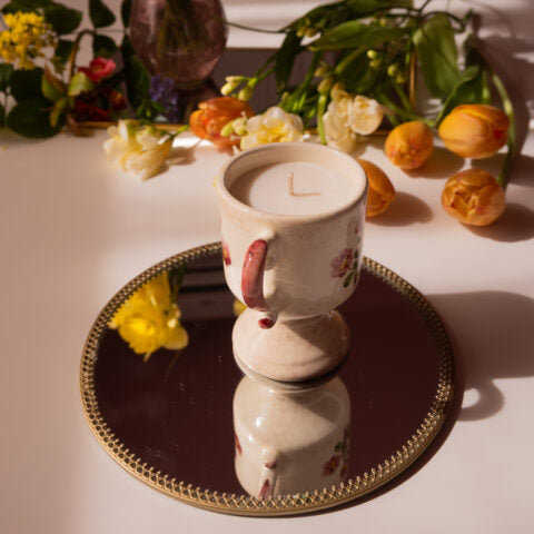 Lumânare parfumată în cană ceramică cu motiv floral