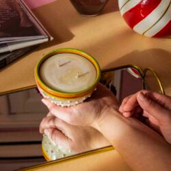 Lumânare parfumată cu Bucurie de Iarnă în vas ceramic colorat cu țepi